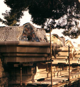 guell2-b.jpg (31159 bytes)